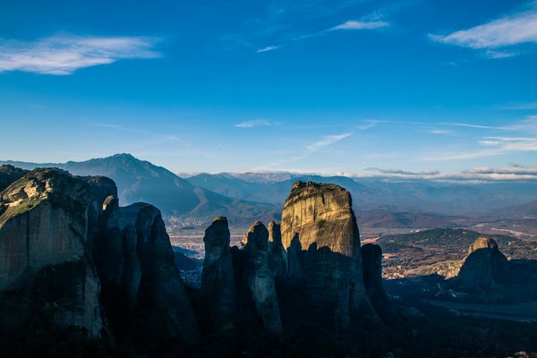 Quels sont les secrets pour une randonnée réussie dans les montagnes de la Sierra de Guadarrama, Espagne : équipements et itinéraires ?